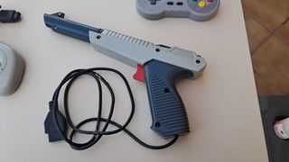 Mandos y pistola videojuegos retro