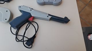 Mandos y pistola videojuegos retro