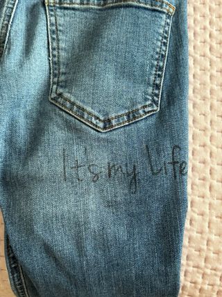 Pantalones vaqueros desgastados con estampado