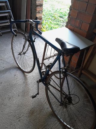Bicicleta de carretera vintage azul