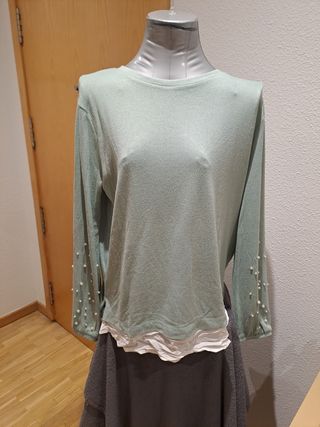 Camiseta con perlas en mangas talla única