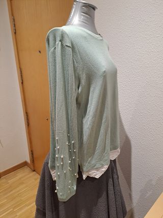 Camiseta con perlas en mangas talla única