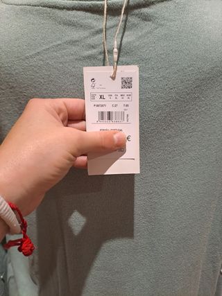 Camiseta con perlas en mangas talla única