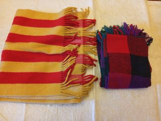 2 bufandas de rayas rojas y amarillas