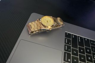 Reloj Hugo Poedagar Nuevo - Dorado