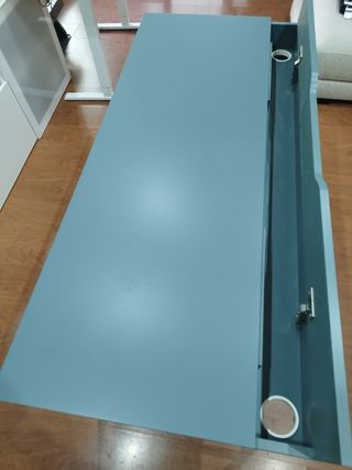 Mesa de oficina gris metálica