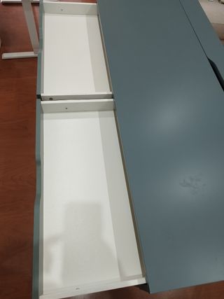 Mesa de oficina gris metálica