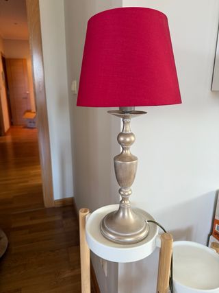 Lámpara de mesa roja de tela