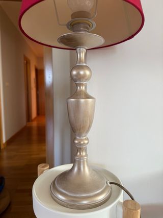 Lámpara de mesa roja de tela