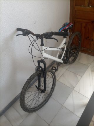 Bicicleta de montaña blanca