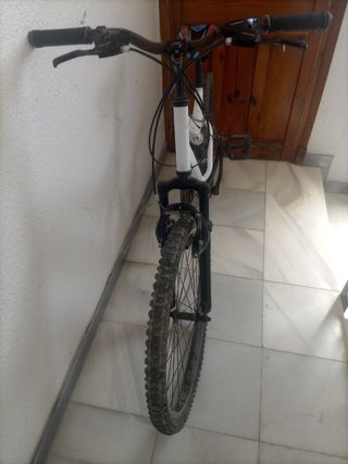 Bicicleta de montaña blanca