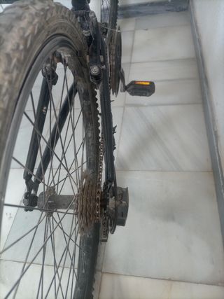 Bicicleta de montaña blanca