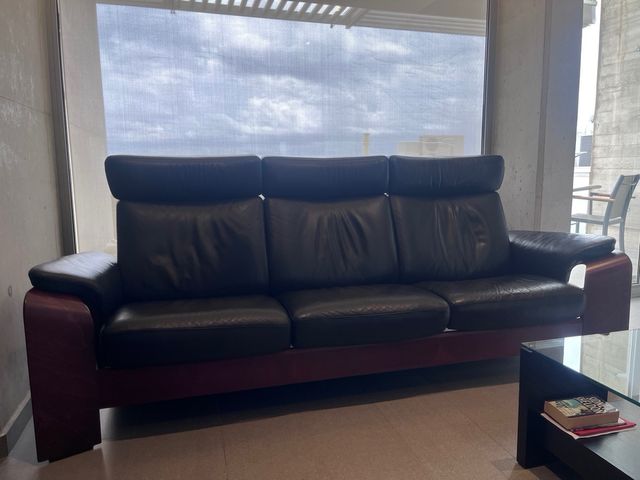 Sofa Stressless de piel y madera