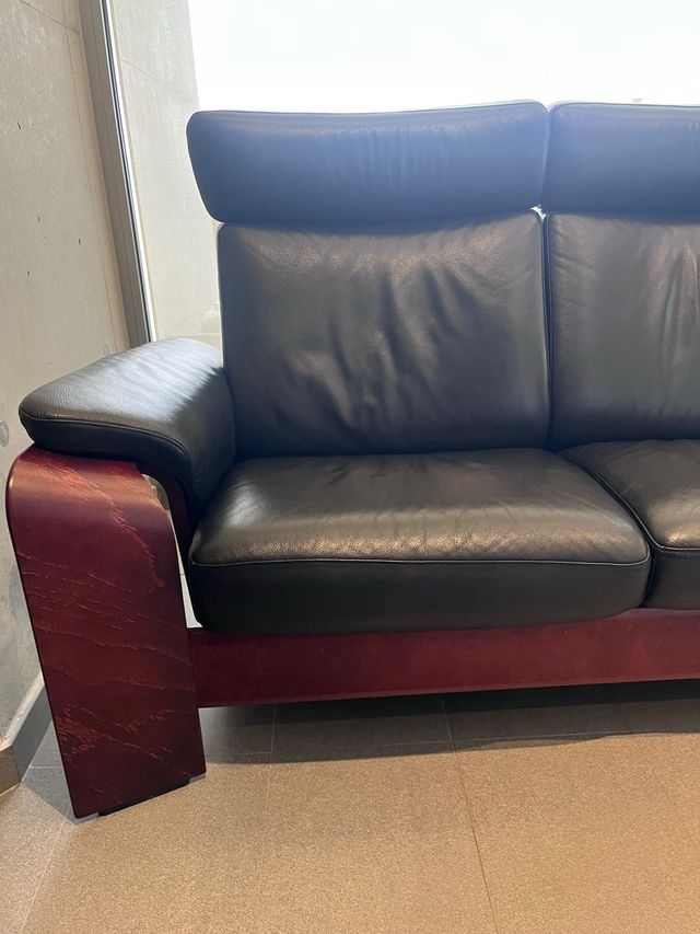 Sofa Stressless de piel y madera