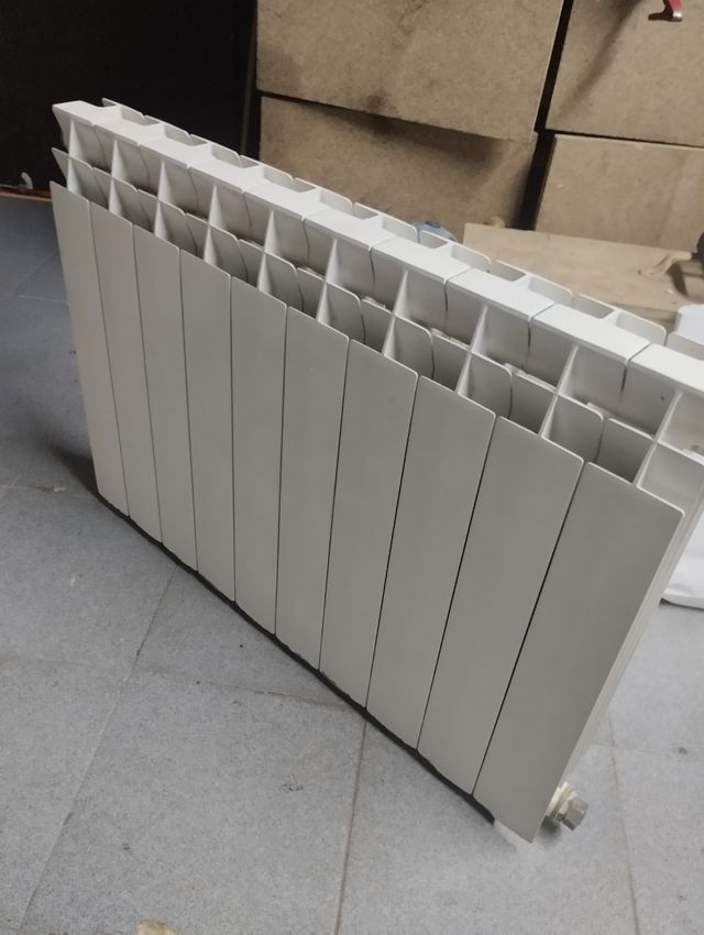 Radiatore in metallo bianco