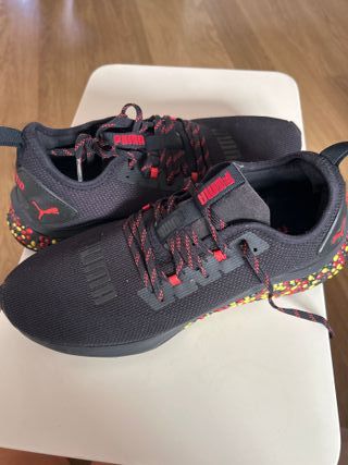 Zapatillas Puma Negras y Rojas