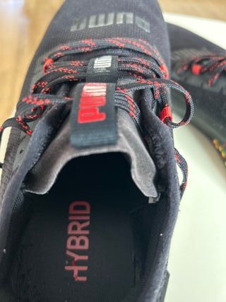 Zapatillas Puma Negras y Rojas