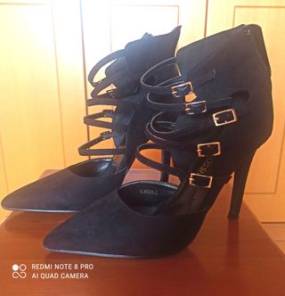 Zapatos de tacón negros con tiras y hebillas