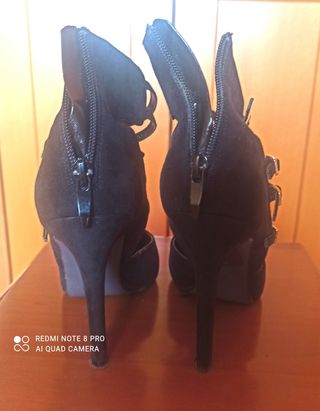 Zapatos de tacón negros con tiras y hebillas