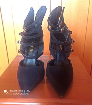 Zapatos de tacón negros con tiras y hebillas