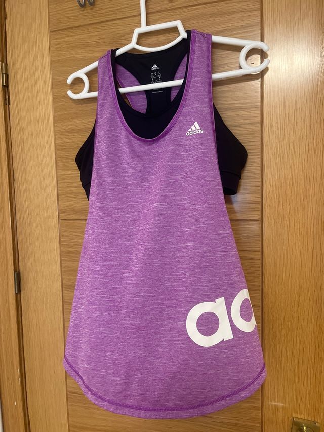 Camiseta Adidas morada con top negro
