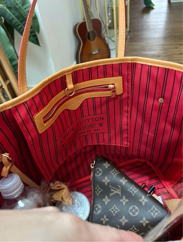 Bolso Louis Vuitton Marrón con interior rojo