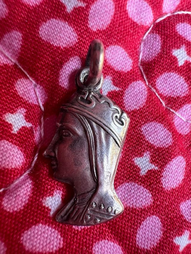 Colgante antiguo perfil cara plata