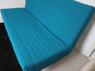 Sofá cama de Ikea con funda turquesa