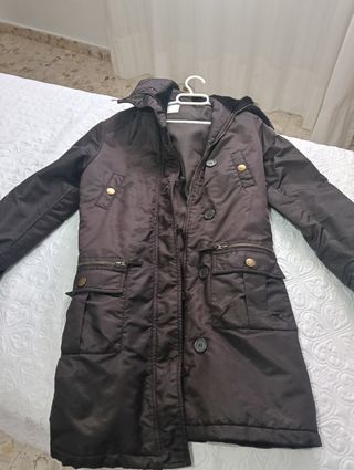 Chaquetón marrón con capucha