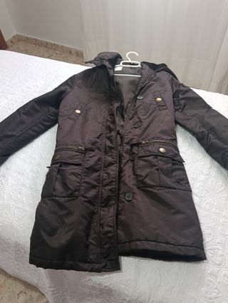 Chaquetón marrón con capucha