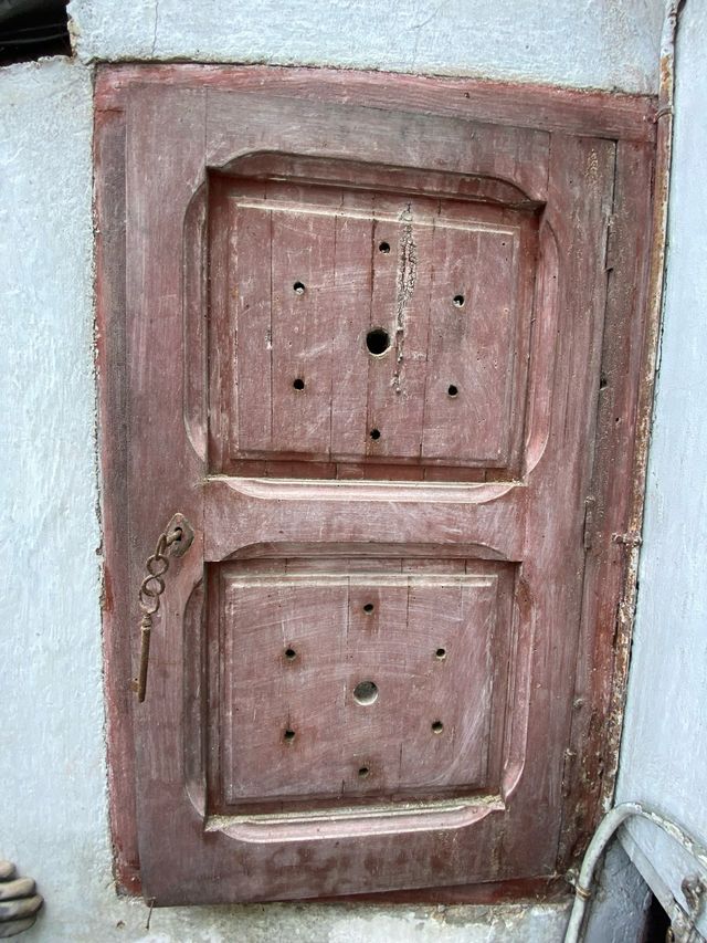 Puerta pequeña de madera color rojo