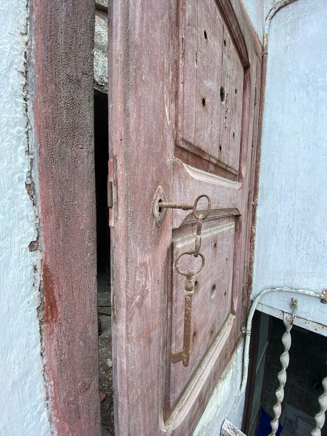 Puerta pequeña de madera color rojo