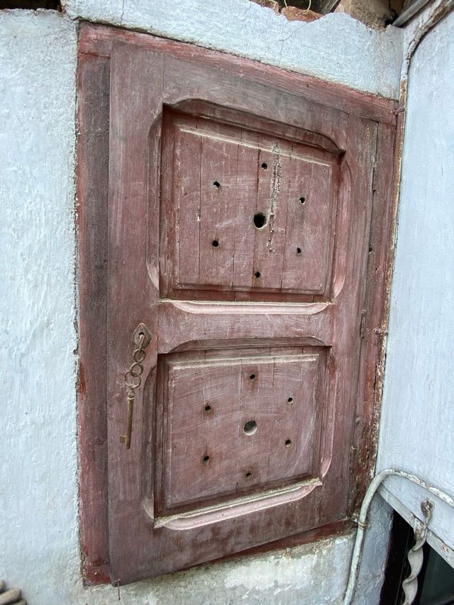 Puerta pequeña de madera color rojo