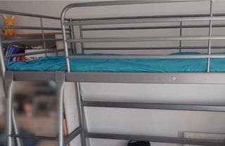 Litera metálica plateada con espacio multiuso