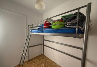 Litera metálica plateada con espacio multiuso