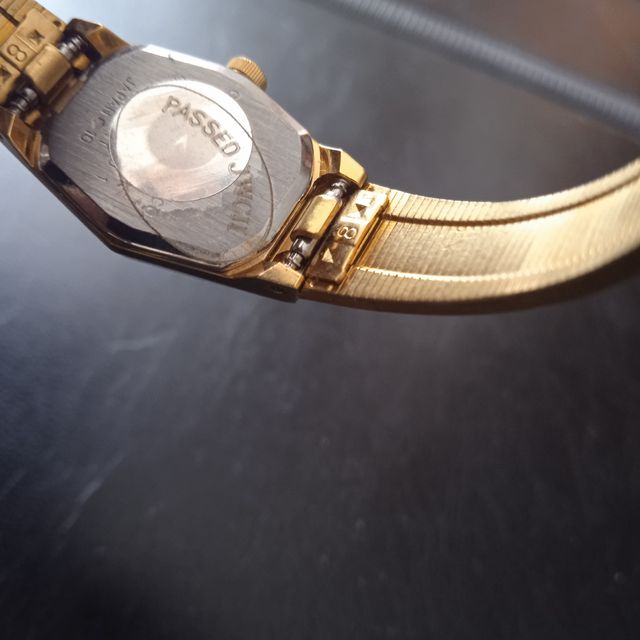 Reloj Citizen Quartz Dorado Mujer