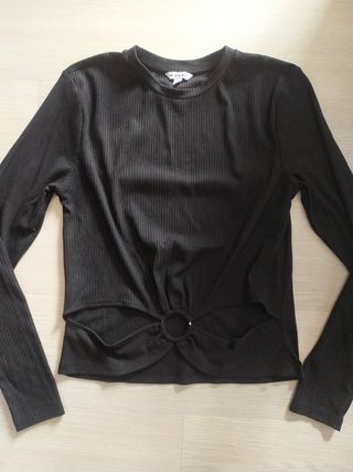 Blusa negra M pero sirve también Tara una S