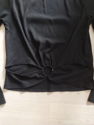 Blusa negra M pero sirve también Tara una S