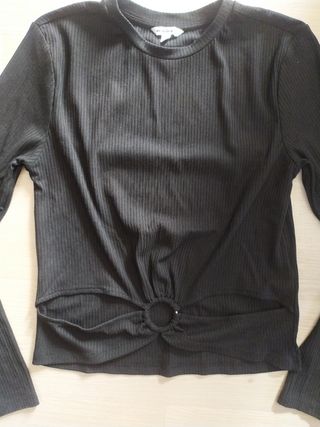 Blusa negra M pero sirve también Tara una S