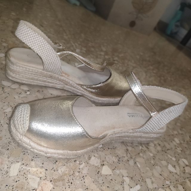 Alpargatas doradas estilo sandalia