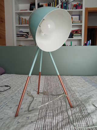 Lámpara de mesa trípode azul y dorado