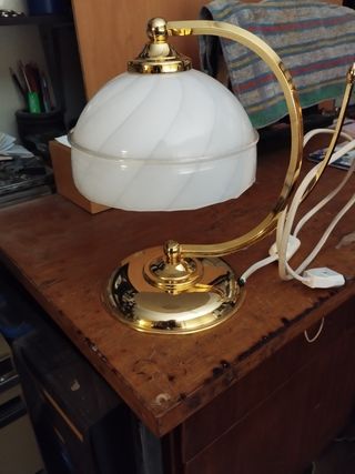 Lámpara de mesa dorada y blanca