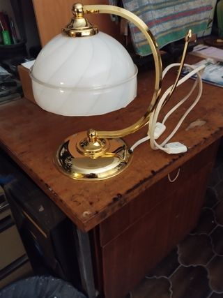 Lámpara de mesa dorada y blanca