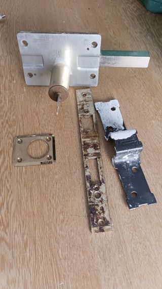 Cerradura de puerta metálica