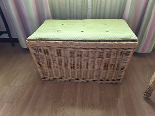 Juego silla y baúl de mimbre