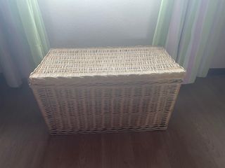 Juego silla y baúl de mimbre