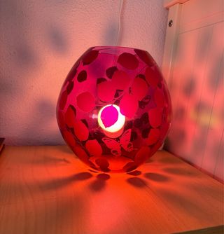Lámpara de cristal morada para mesilla