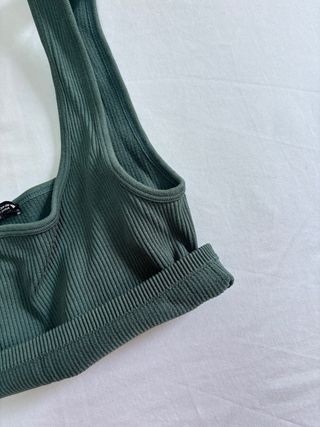 Top canalé verde oliva