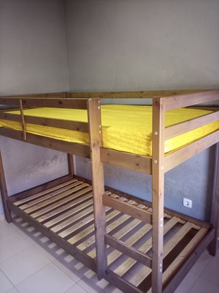 Litera de madera marrón y amarilla