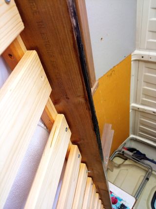 Litera de madera marrón y amarilla